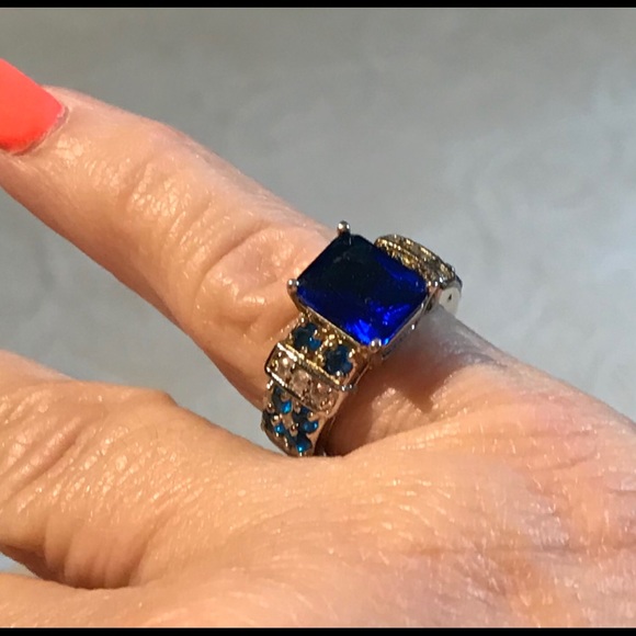 Ladies ring - Picture 1 of 3